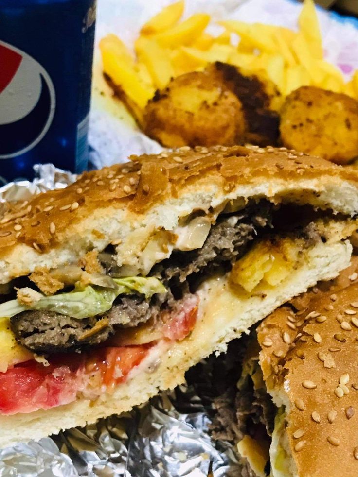 خبزة مغربية محشوة بكمية وافرة من اللحم الساخن